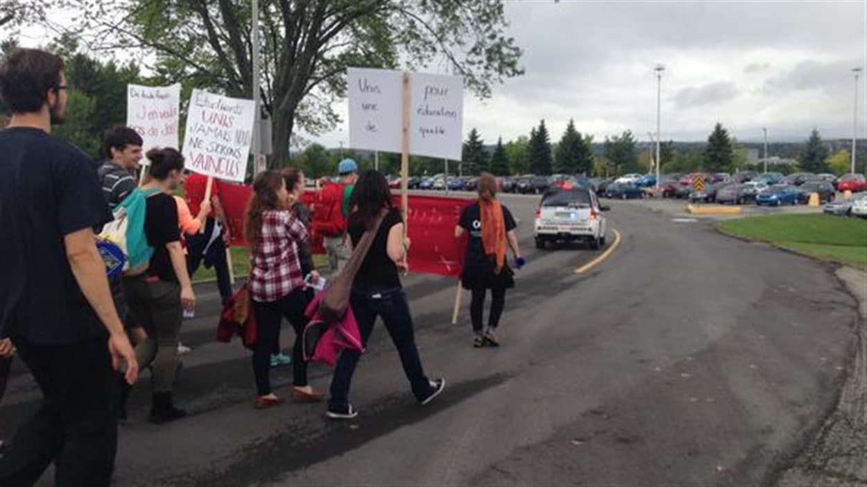 Manifestation des étudiants en éducation de l'Université de Sherbrooke contre les mesures d'austérité Manifestation des étudiants en éducation de l'Université de Sherbrooke contre les mesures d'austérité