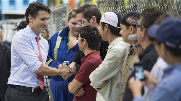 Justin Trudeau a salué des travailleurs d'une usine de transformateurs de Winnipeg. Justin Trudeau a salué des travailleurs d'une usine de transformateurs de Winnipeg.