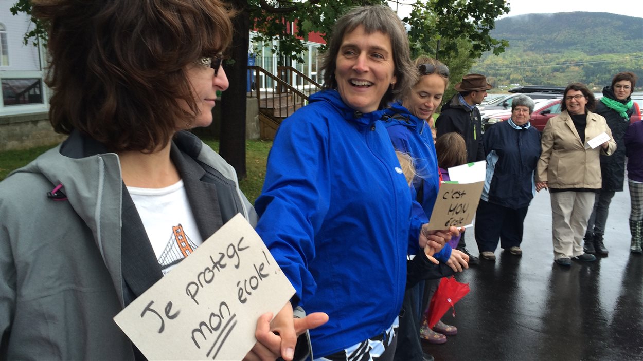Des parents devant l'école primaire de Saint-Majorique à Gaspé. Des parents devant l'école primaire de Saint-Majorique à Gaspé.