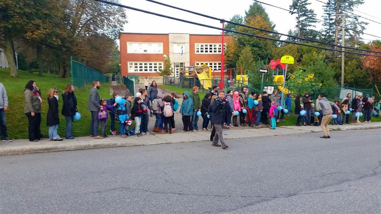 Chaîne humaine devant l'école Sainte-Anne de Sherbrooke Chaîne humaine devant l'école Sainte-Anne de Sherbrooke