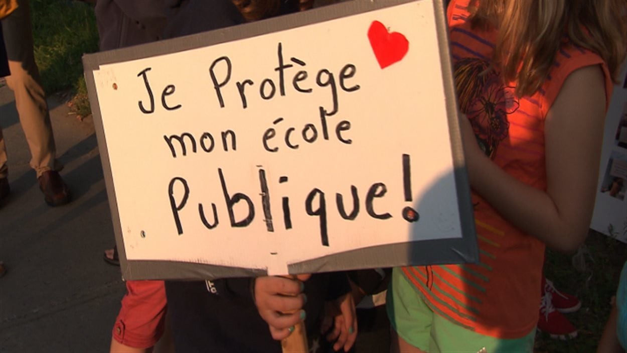 Des enfants ont accompagné leurs parents aux manifestations contre les compressions en éducation. Des enfants ont accompagné leurs parents aux manifestations contre les compressions en éducation.