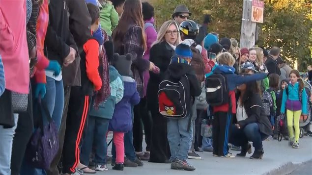 Parents, enfants et enseignants manifestent leur opposition aux compressions en éducation. Parents, enfants et enseignants manifestent leur opposition aux compressions en éducation.