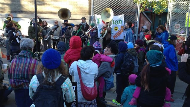 Des parents de l'école Petite-Patrie, à Montréal, ont formé une fanfare pour agrémenter leur manifestation. Des parents de l'école Petite-Patrie, à Montréal, ont formé une fanfare pour agrémenter leur manifestation.