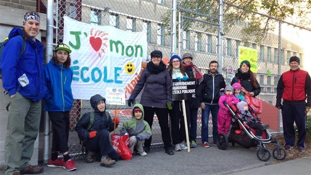 Des parents de l'école Petite-Patrie, de Montréal, manifestent contre les compressions en éducation. Des parents de l'école Petite-Patrie, de Montréal, manifestent contre les compressions en éducation.