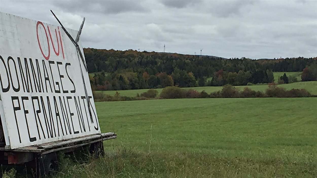 Des citoyens résidant aux abords du parc Éoliennes de l'Érable affirment que leur qualité de vie est minée par ces installations. Des citoyens résidant aux abords du parc Éoliennes de l'Érable affirment que leur qualité de vie est minée par ces installations.
