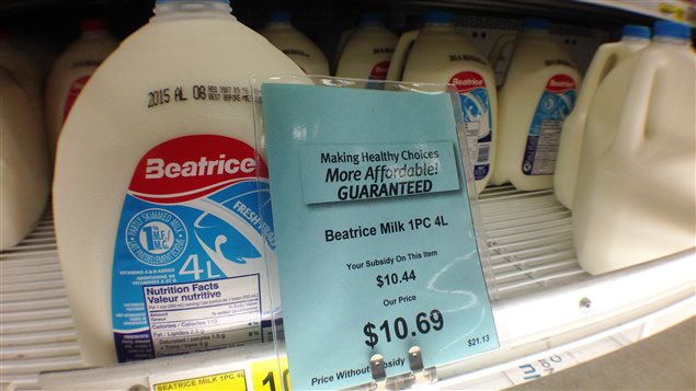 Quatre litres de lait coûtent 10,69 $ dans un magasin NorthMart. Quatre litres de lait coûtent 10,69 $ dans un magasin NorthMart.