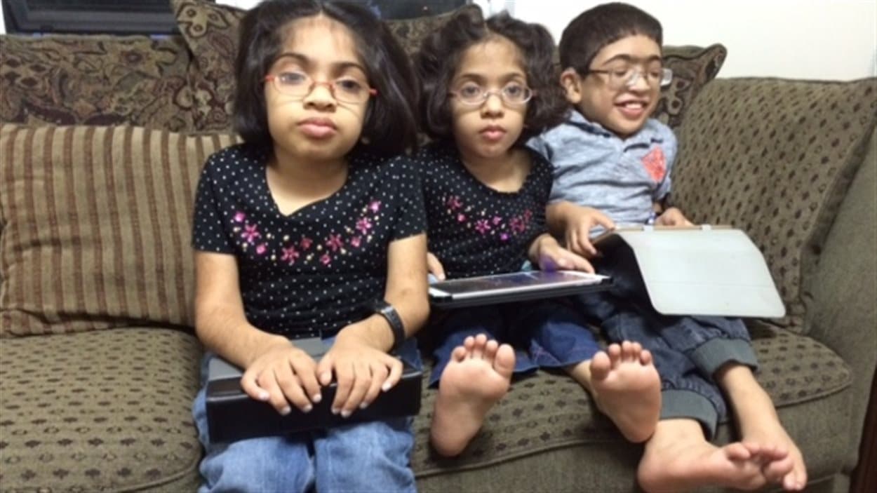 Les enfants de la famille Amir Akhter souffrent du syndrome de Morquio de type A, un déficit enzymatique qui retarde leur croissance. Les enfants de la famille Amir Akhter souffrent du syndrome de Morquio de type A, un déficit enzymatique qui retarde leur croissance.