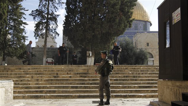 Un policier israélien dans la vieille ville de Jérusalem Un policier israélien dans la vieille ville de Jérusalem