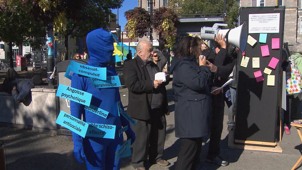 Plusieurs organismes de défense de patients ont manifesté samedi à Montréal dans le cadre de la Journée mondiale de la santé mentale. Plusieurs organismes de défense de patients ont manifesté samedi à Montréal dans le cadre de la Journée mondiale de la santé mentale.