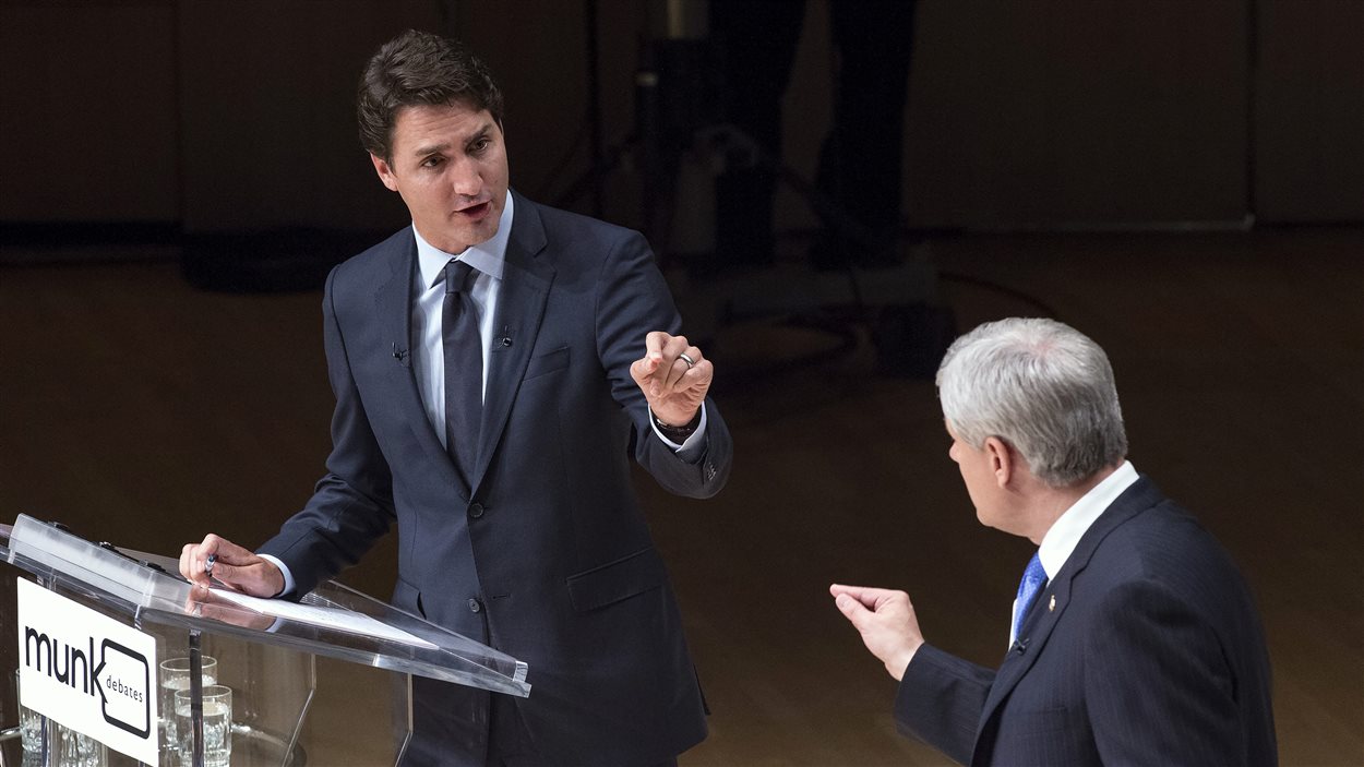 Justin Trudeau et Stephen Harper échangent lors d'un débat des chefs. Justin Trudeau et Stephen Harper échangent lors d'un débat des chefs.