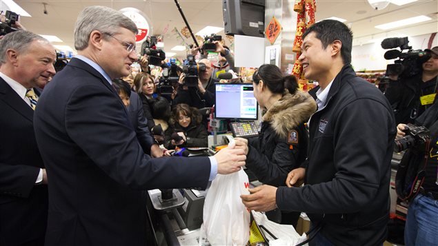 Le premier ministre Stephen Harper achète du sirop d'érable au dépanneur de David Chen, à Toronto, avant son annonce sur la présentation de la Loi sur l'arrestation par un citoyen et sur la légitime défense, le 17 février 2011. Le premier ministre Stephen Harper achète du sirop d'érable au dépanneur de David Chen, à Toronto, avant son annonce sur la présentation de la Loi sur l'arrestation par un citoyen et sur la légitime défense, le 17 février 2011.
