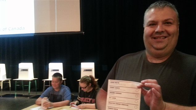 Élections Canada fournit les isoloirs, les boîtes de scrutin et des bulletins de vote. Le matériel se confond avec l'original, montre Nicolas Cantin. Élections Canada fournit les isoloirs, les boîtes de scrutin et des bulletins de vote. Le matériel se confond avec l'original, montre Nicolas Cantin.