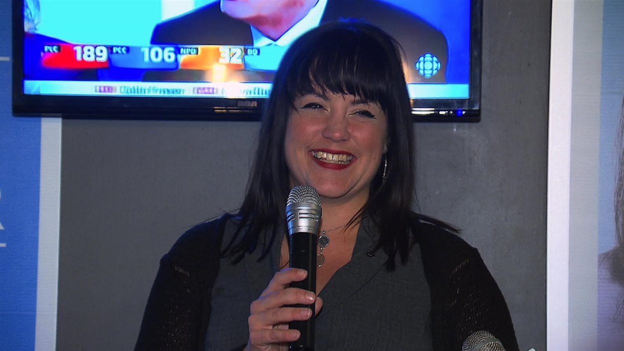 La bloquiste Marilène Gill, tout sourire après sa victoire La bloquiste Marilène Gill, tout sourire après sa victoire