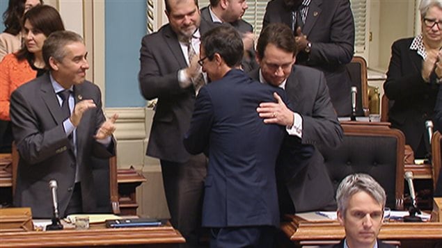 Stéphane Bédard et Pierre Karl Péladeau se sont donné une accolade de convenance à l'Assemblée nationale. Stéphane Bédard et Pierre Karl Péladeau se sont donné une accolade de convenance à l'Assemblée nationale.