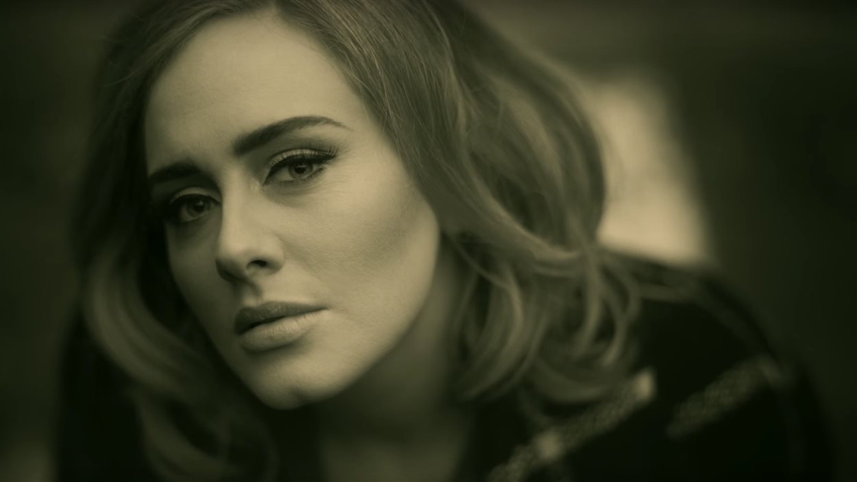 Extrait du clip «Hello» d'Adele, réalisé par Xavier Dolan Extrait du clip «Hello» d'Adele, réalisé par Xavier Dolan