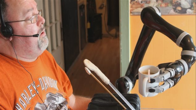 Dany Martel a déjà fait l'essai du bras robotisé JACO 3 doigts pour boire un café Dany Martel a déjà fait l'essai du bras robotisé JACO 3 doigts pour boire un café