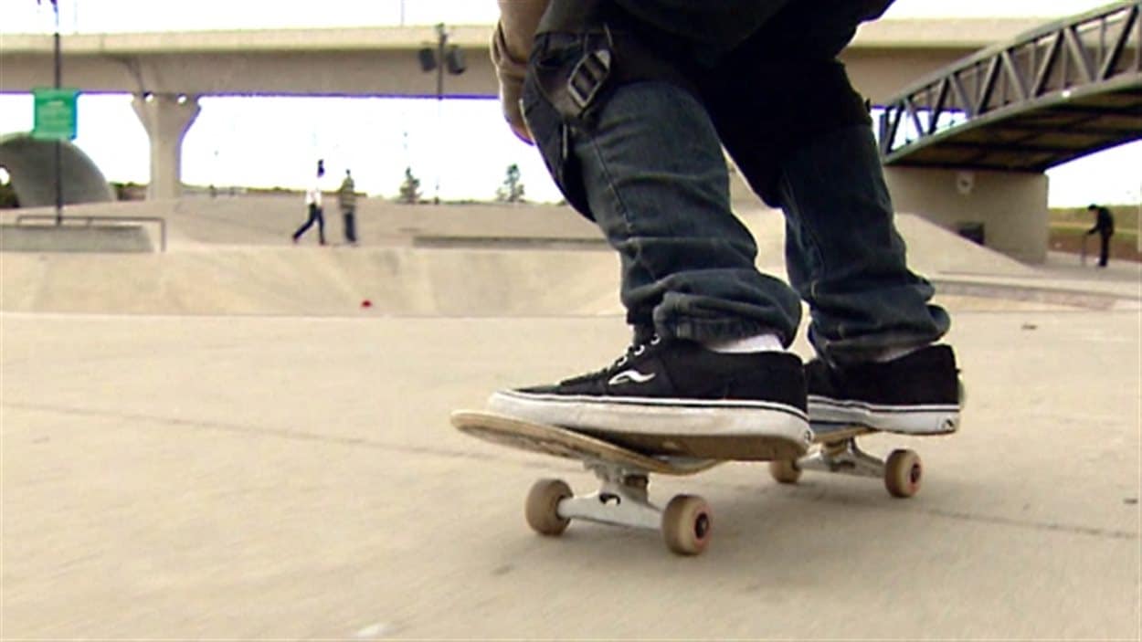 Une personne faisant de la planche à roulettes à Calgary. Une personne faisant de la planche à roulettes à Calgary.
