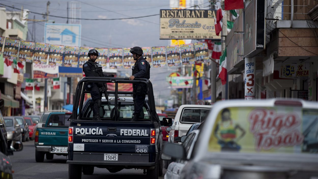 La police fédérale mexicaine dans les rues d'Apatzingan le 8 janvier 2015. La police fédérale mexicaine dans les rues d'Apatzingan le 8 janvier 2015.