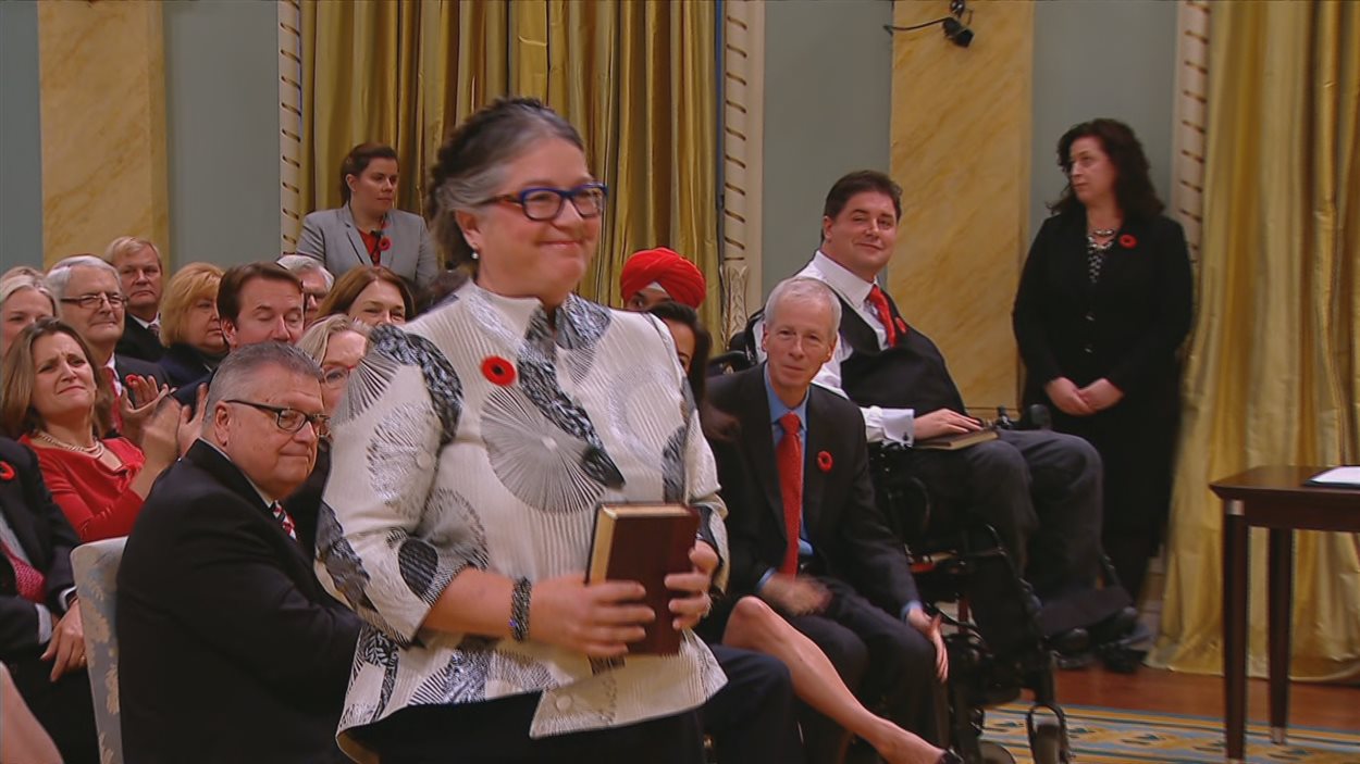 Diane Lebouthillier à son assermentation comme ministre du Revenu national Diane Lebouthillier à son assermentation comme ministre du Revenu national