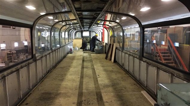 Des employés s'affairent à décaper le plancher du 2e étage panoramique.
Des employés s'affairent à décaper le plancher du 2e étage panoramique.