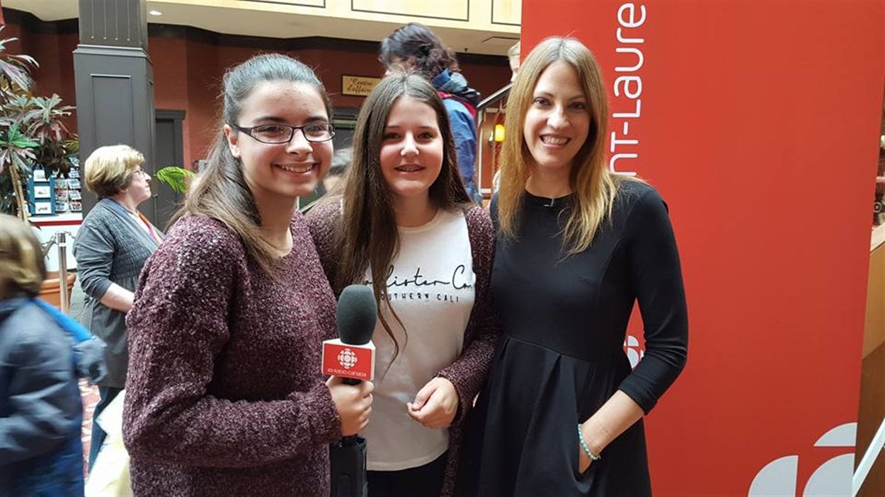 Megan et Flavie ont rencontré India Desjardins au Salon du livre de Rimouski Megan et Flavie ont rencontré India Desjardins au Salon du livre de Rimouski