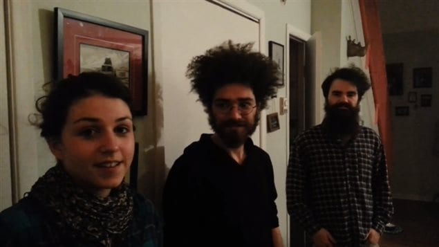 Les membres de la Balconnière à l'entrée de leur appartement Les membres de la Balconnière à l'entrée de leur appartement