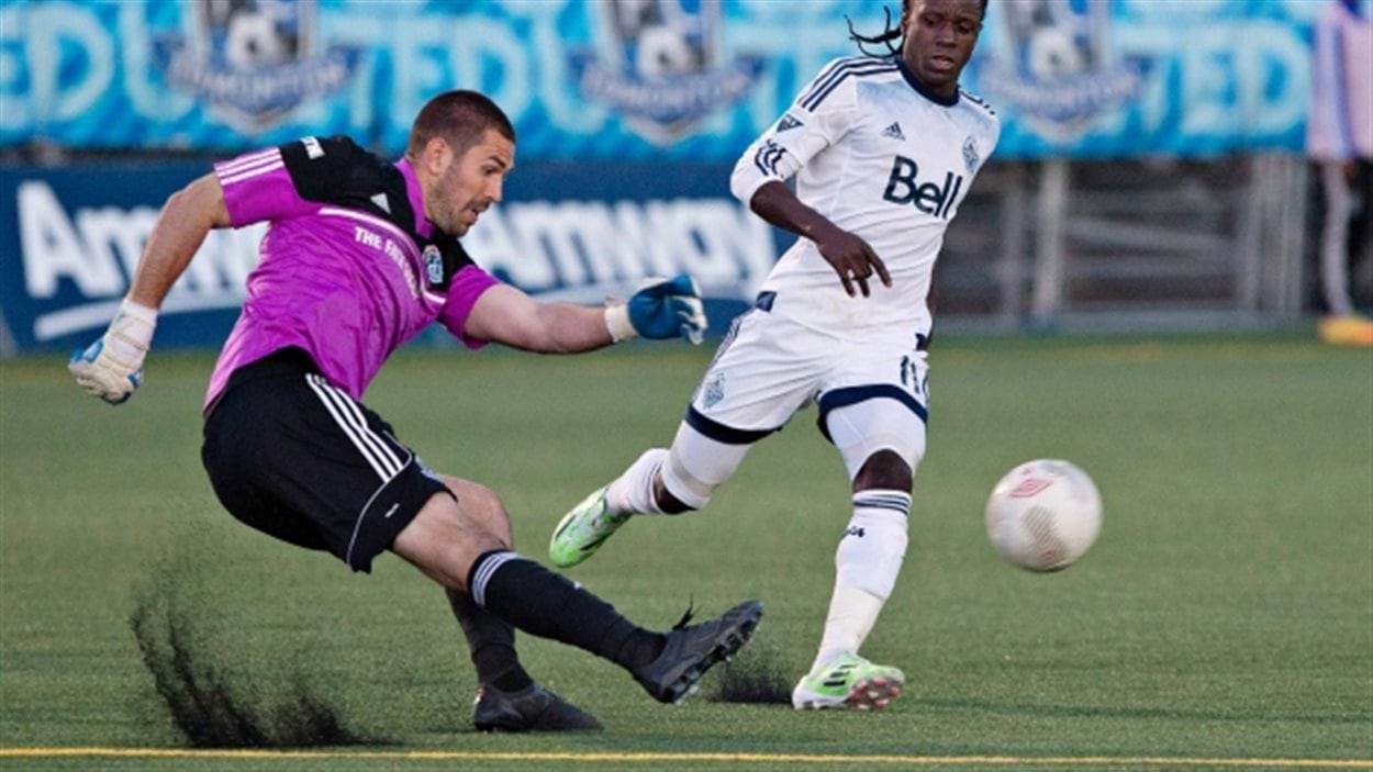 Des joueurs de soccer qui jouent sur un terrain synthétique à Vancouver en Colombie-Britannique. Des joueurs de soccer qui jouent sur un terrain synthétique à Vancouver en Colombie-Britannique.