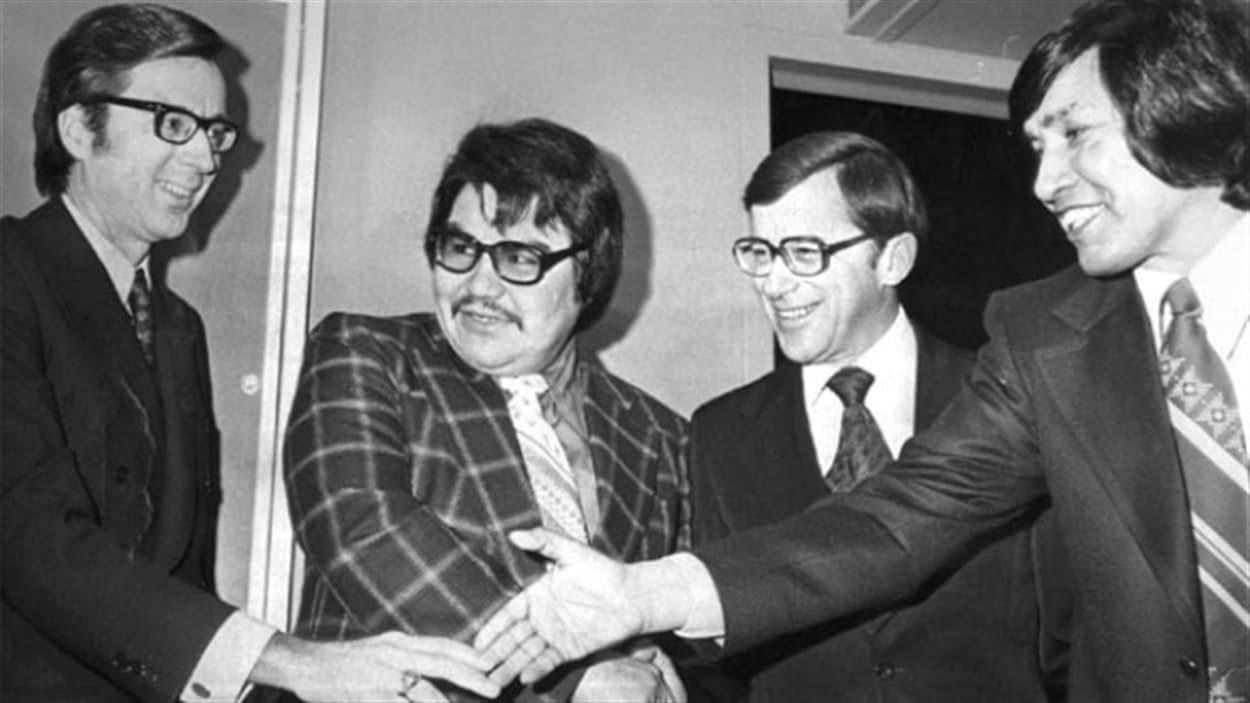Robert Bourassa (à gauche), Billy Diamond (au milieu à gauche) ainsi deux autres représentants du gouvernement des des nations cries et inuits ayant signé la Convention de la Baie James. Robert Bourassa (à gauche), Billy Diamond (au milieu à gauche) ainsi deux autres représentants du gouvernement des des nations cries et inuits ayant signé la Convention de la Baie James.