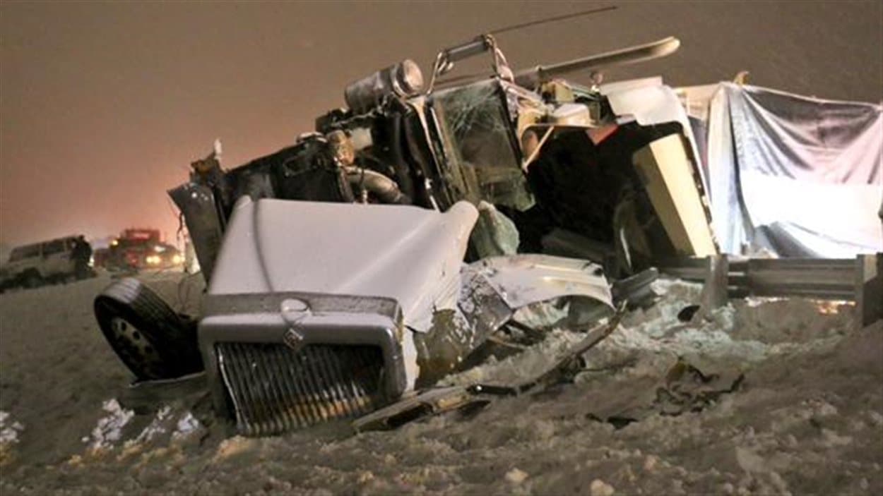 Les camions lourds sont parfois ciblés par des conducteurs qui veulent s'enlever la vie sur l'autoroute Les camions lourds sont parfois ciblés par des conducteurs qui veulent s'enlever la vie sur l'autoroute