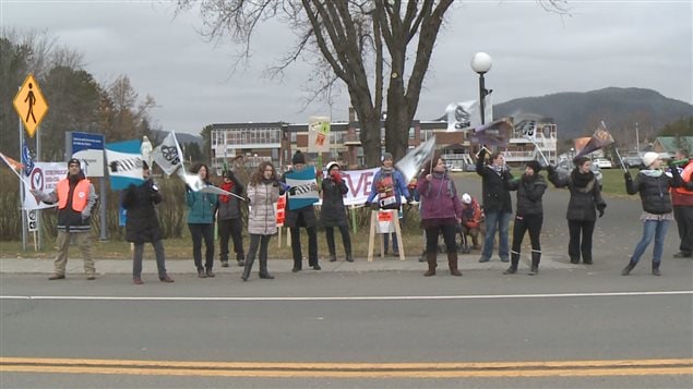 Les travailleurs de la santé syndiqués manifestent devant l'hôpital de Maria Les travailleurs de la santé syndiqués manifestent devant l'hôpital de Maria