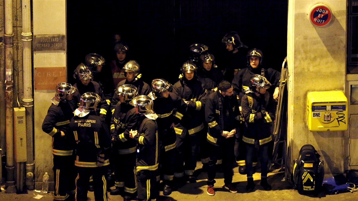 Membres de la brigade des pompiers de Paris après l'attaque au théâtre Bataclan. Membres de la brigade des pompiers de Paris après l'attaque au théâtre Bataclan.