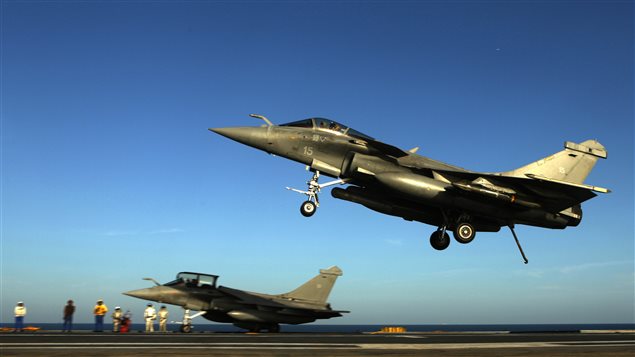 Un avion de chasse français Rafale. Un avion de chasse français Rafale.
