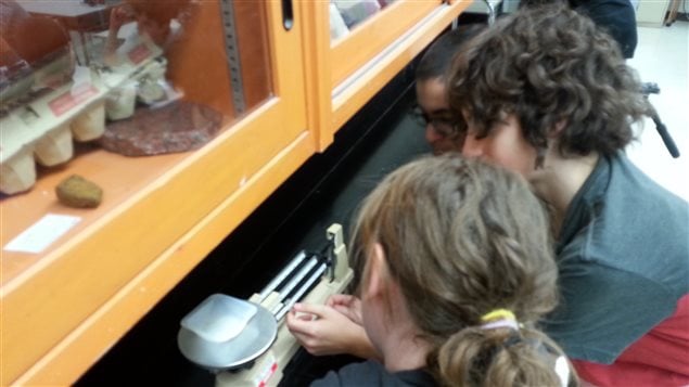 Des élèves dans un cours de de science à l'école secondaire Chavigny à Trois-Rivières Des élèves dans un cours de de science à l'école secondaire Chavigny à Trois-Rivières
