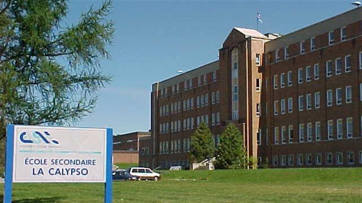Évacuation à l'école secondaire La Calypso d'Amos ICI.RadioCanada.ca