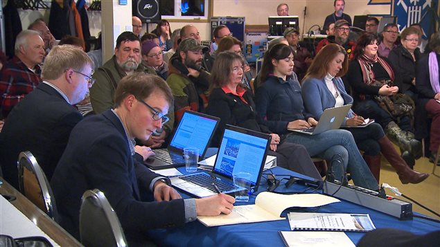 Une quarantaine de personnes assistent à la rencontre publique sur le développement des hydrocarbures sur l'île d'Anticosti. Une quarantaine de personnes assistent à la rencontre publique sur le développement des hydrocarbures sur l'île d'Anticosti.