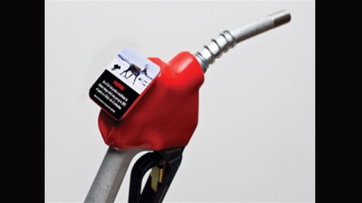 Une pompe à essence équipée d'une étiquette pour lutter contre le changement climatique. Une pompe à essence équipée d'une étiquette pour lutter contre le changement climatique.