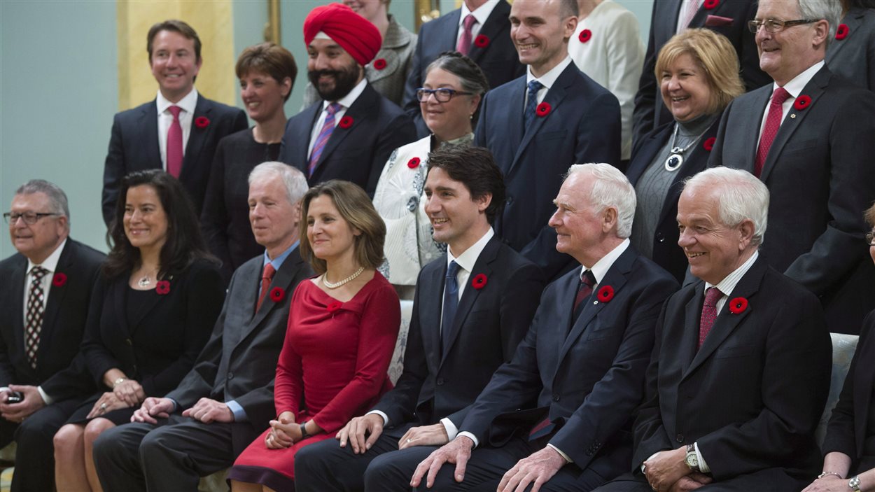 Le premier ministre Justin Trudeau entouré de quelques membres de son cabinet et du gouverneur général David Johnston, le 4 novembre 2015 Le premier ministre Justin Trudeau entouré de quelques membres de son cabinet et du gouverneur général David Johnston, le 4 novembre 2015