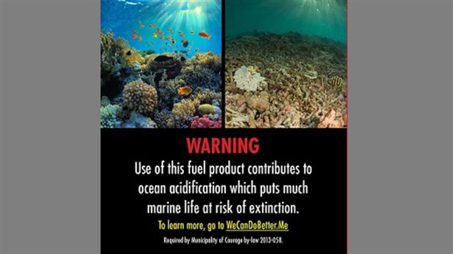 « L'utilisation de ce carburant contribue à l'acidification des océans qui met de nombreuses espèces marines en danger d'extinction. » « L'utilisation de ce carburant contribue à l'acidification des océans qui met de nombreuses espèces marines en danger d'extinction. »