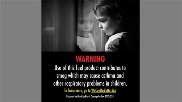 « L'utilisation de ce carburant contribue au smog qui peut causer des problèmes respiratoires chez les enfants. » « L'utilisation de ce carburant contribue au smog qui peut causer des problèmes respiratoires chez les enfants. »