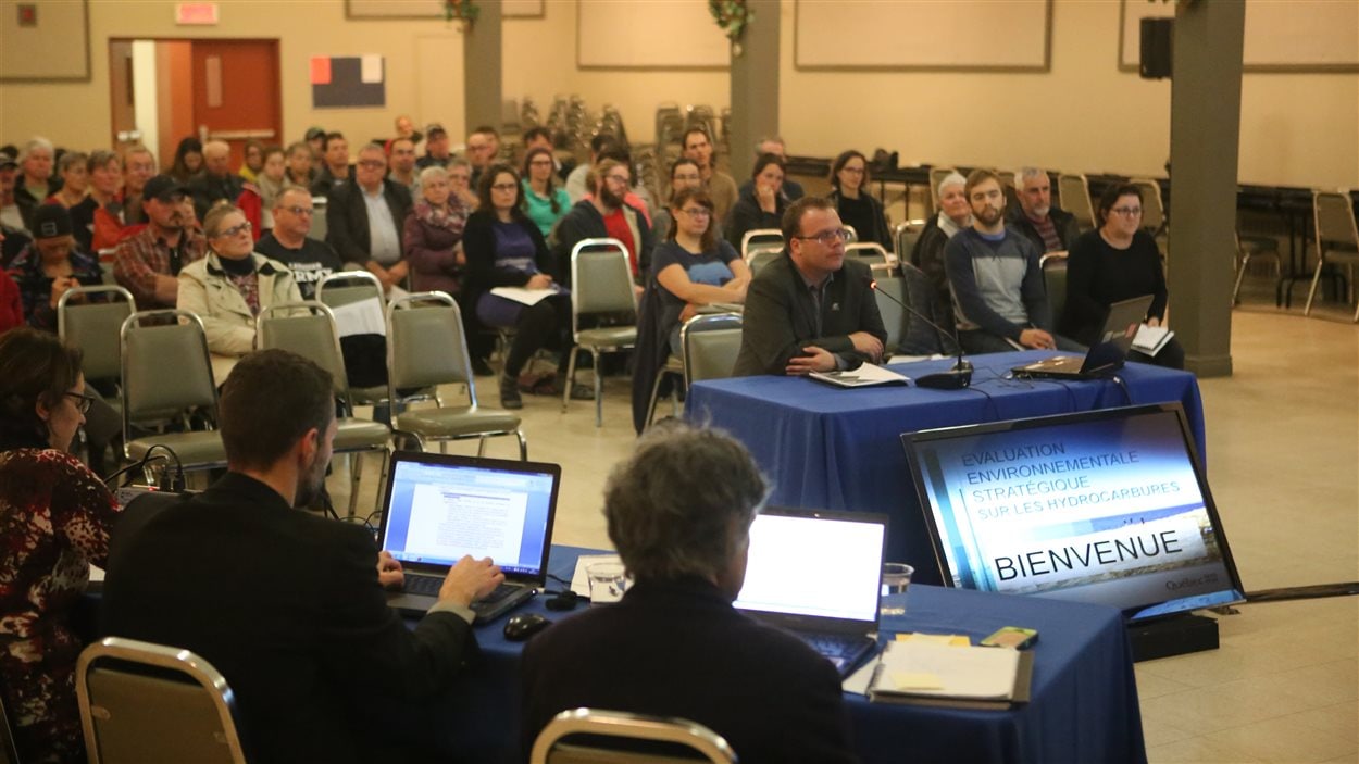 Plus de 80 personnes ont assisté aux audiences publiques sur les hydrocarbures organisées par les ministères de l'Environnement et des Ressources naturelles. Plus de 80 personnes ont assisté aux audiences publiques sur les hydrocarbures organisées par les ministères de l'Environnement et des Ressources naturelles.