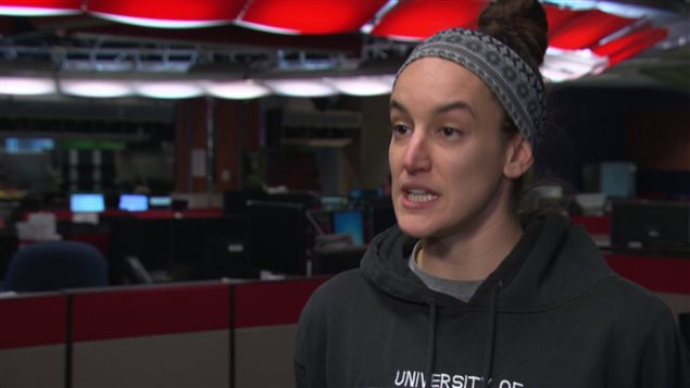 Jennifer Scharf a enseigné le yoga à l'Université d'Ottawa pendant 7 ans. Jennifer Scharf a enseigné le yoga à l'Université d'Ottawa pendant 7 ans.