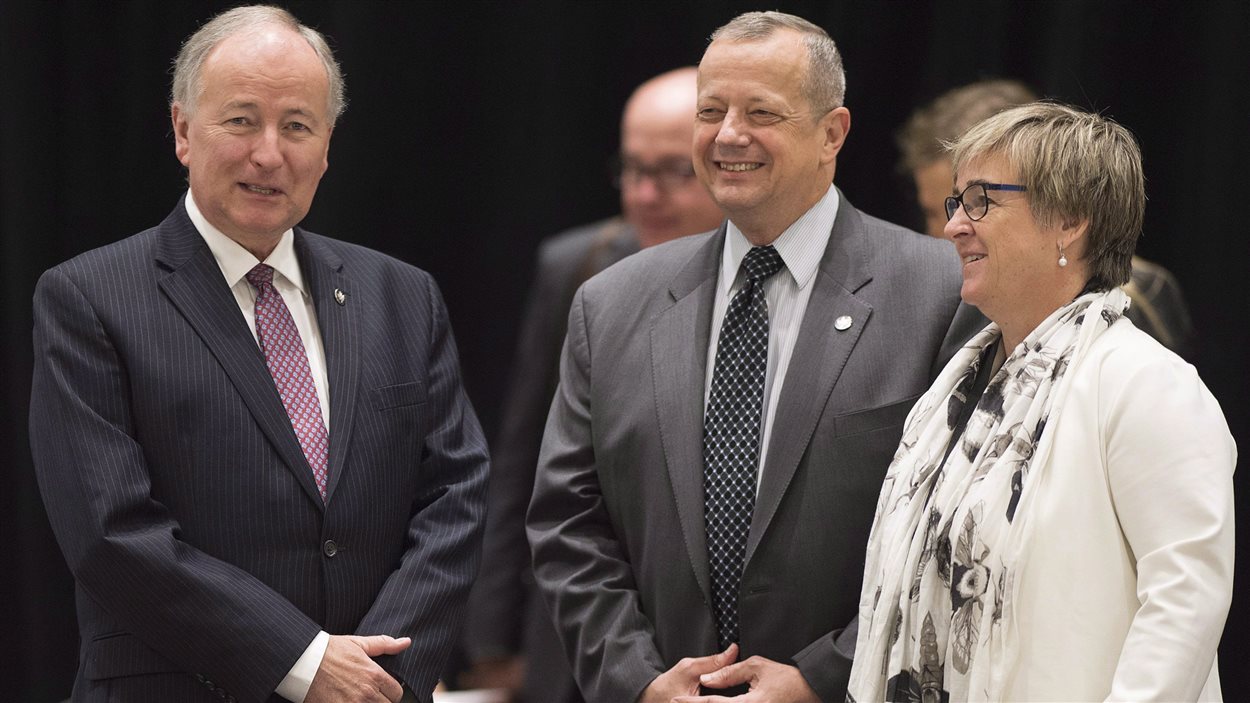L'ambassadrice du Canada à l'OTAN, Kerry Buck, entourée de l'ex-ministre canadien des affaires étrangères Rob Nicholson et de l'envoyé spécial des États-Unis, le général John R. Allen. L'ambassadrice du Canada à l'OTAN, Kerry Buck, entourée de l'ex-ministre canadien des affaires étrangères Rob Nicholson et de l'envoyé spécial des États-Unis, le général John R. Allen.