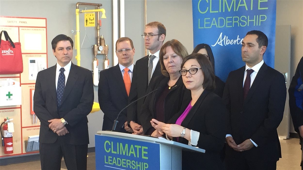 La ministre de l'Environnement de l'Alberta, Shannon Phillips et son homologue de l'Énergie, Margaret McCuaig-Boyd (à sa droite), lors d'une conférence de presse le 30 novembre 2015, à Calgary. La ministre de l'Environnement de l'Alberta, Shannon Phillips et son homologue de l'Énergie, Margaret McCuaig-Boyd (à sa droite), lors d'une conférence de presse le 30 novembre 2015, à Calgary.