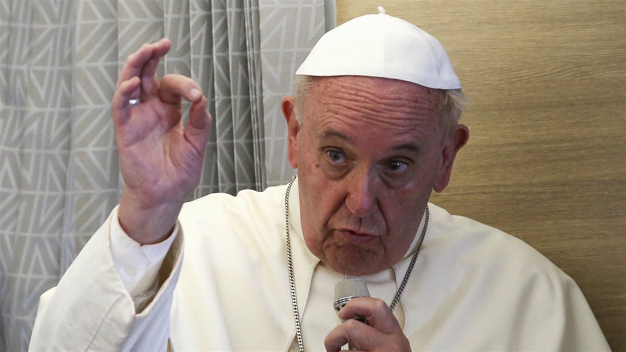 Le pape François s'adresse aux journalistes dans l'avion qui le ramène à Rome après sa tournée africaine. Le pape François s'adresse aux journalistes dans l'avion qui le ramène à Rome après sa tournée africaine.