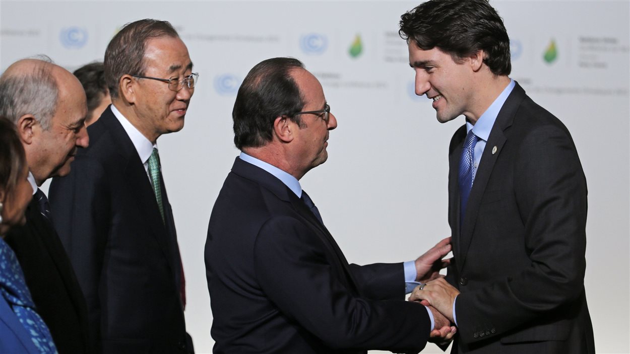 François Hollande accueille officiellement Justin Trudeau à la conférence de Paris sur le climat. François Hollande accueille officiellement Justin Trudeau à la conférence de Paris sur le climat.