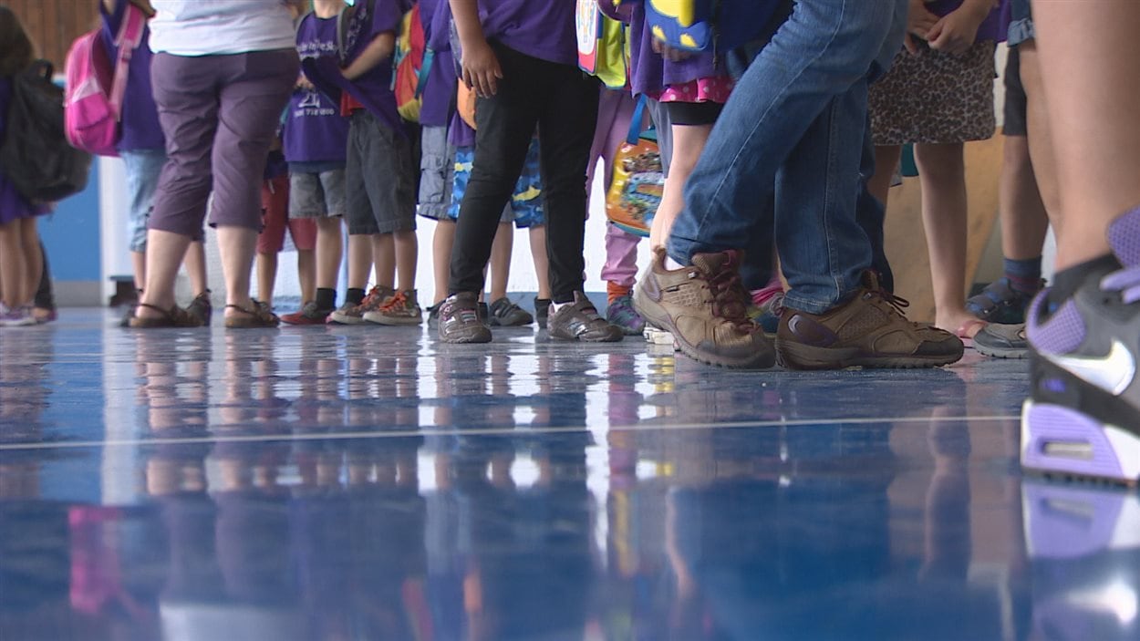 Des élèves dans le couloir d'une école Des élèves dans le couloir d'une école