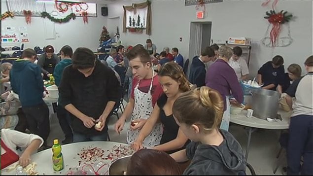 Des élèves des écoles secondaires de Coaticook sont venus aider à la préparation des croustades. Des élèves des écoles secondaires de Coaticook sont venus aider à la préparation des croustades.