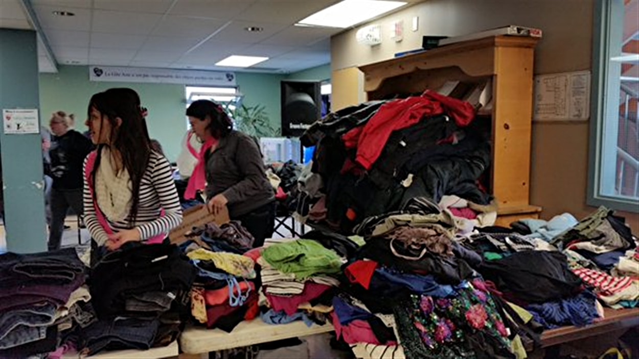 Des mamans monoparentales de l'Outaouais offrent « de l'espoir dans les bagages » aux sans-abris. Des mamans monoparentales de l'Outaouais offrent « de l'espoir dans les bagages » aux sans-abris.