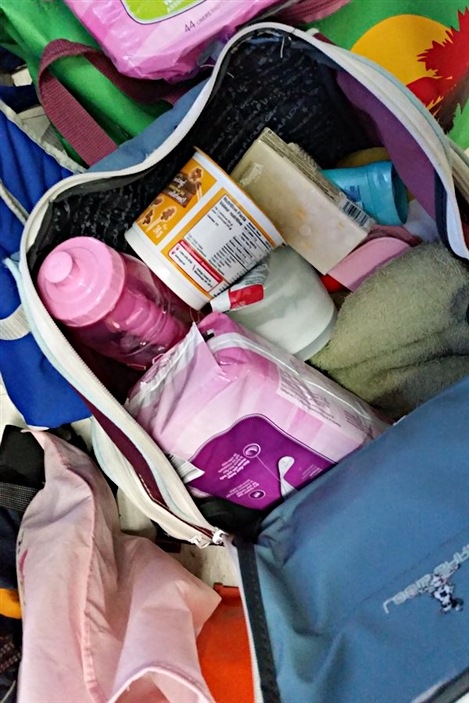Des mamans monoparentales de l'Outaouais offrent « de l'espoir dans les bagages » aux sans-abris. Des mamans monoparentales de l'Outaouais offrent « de l'espoir dans les bagages » aux sans-abris.
