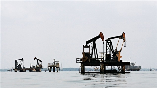 Le Venezuela est le pays qui possède les plus grandes réserves de pétrole connues selon l'OPEP. Le Venezuela est le pays qui possède les plus grandes réserves de pétrole connues selon l'OPEP.
